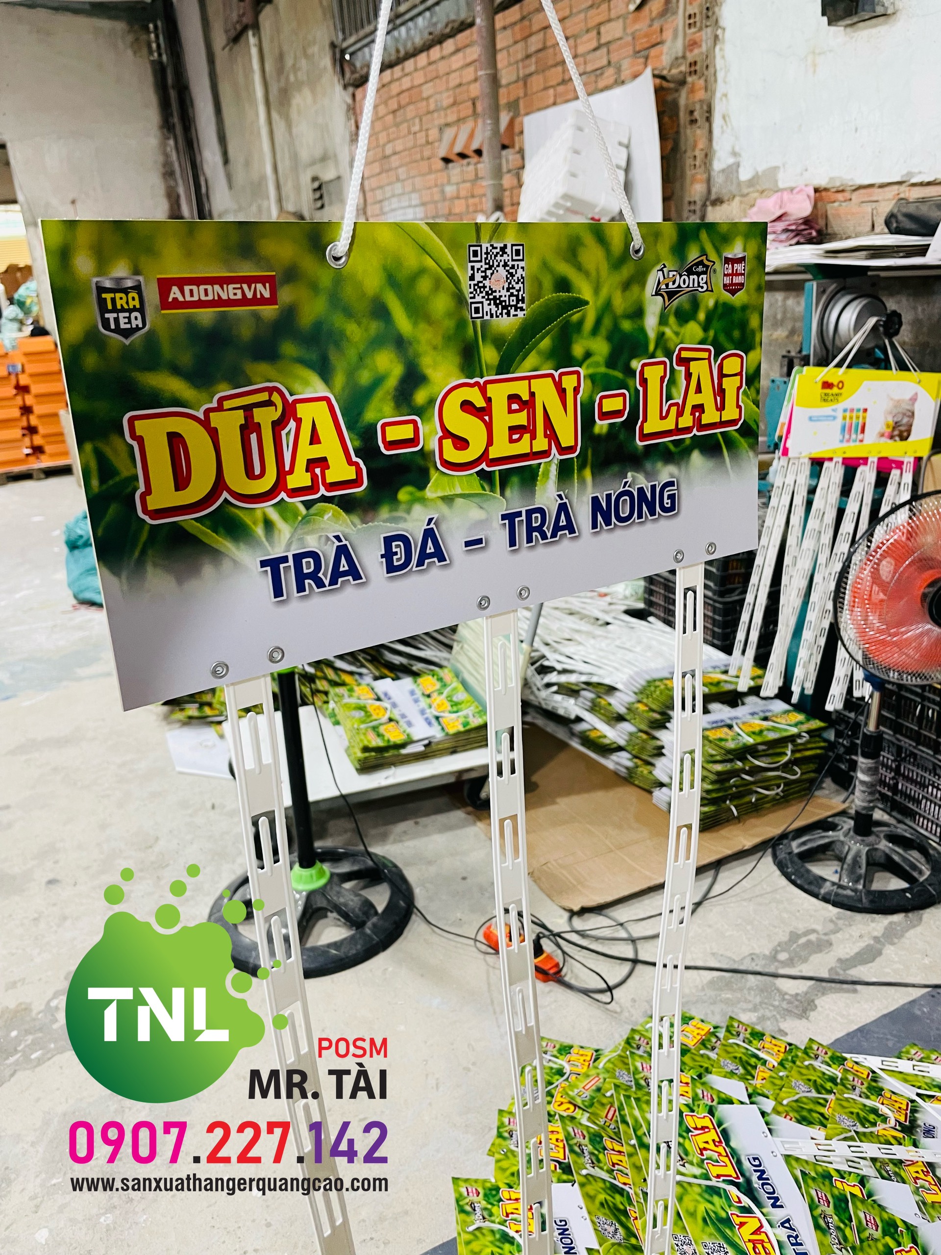 Vỉ treo dây nhựa hiện nay đang là vật phẩm được sử dụng khá rộng rãi khi doanh nghiệp muốn quảng bá, giới thiệu sản phẩm mới ra thị trường. Sử dụng vỉ treo dây nhựa giúp làm nổi bật và thu hút sự chú ý của người tiêu dùng tại cửa hàng, shop, siêu thị…. Thúc đẩy nhanh hơn về việc quảng bá thương hiệu sản phẩm tới tay người tiêu dùng