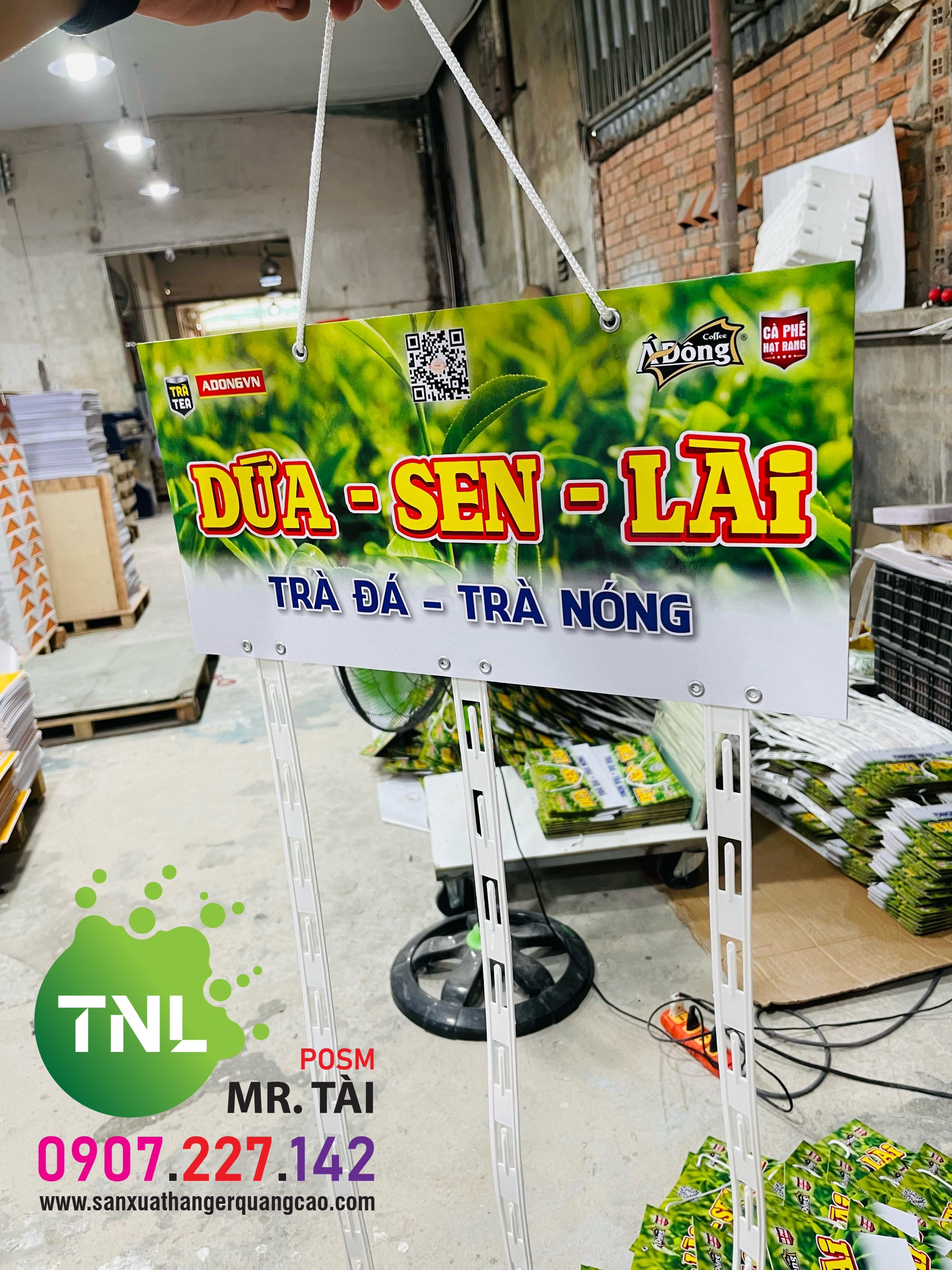 Vỉ treo dây nhựa hiện nay đang là vật phẩm được sử dụng khá rộng rãi khi doanh nghiệp muốn quảng bá, giới thiệu sản phẩm mới ra thị trường. Sử dụng vỉ treo dây nhựa giúp làm nổi bật và thu hút sự chú ý của người tiêu dùng tại cửa hàng, shop, siêu thị…. Thúc đẩy nhanh hơn về việc quảng bá thương hiệu sản phẩm tới tay người tiêu dùng