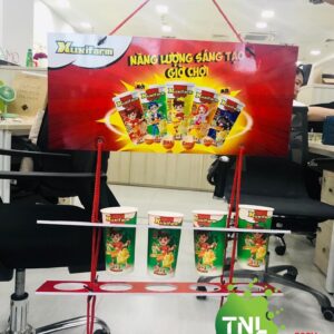 Hanger format hiện này đang là một trong công cụ hỗ trợ đắc lực trong việc marketing, nhằm mục đích giới thiệu sản phẩm và thương hiệu của doanh nghiệp. Hanger format  ấn tượng về mặt hình ảnh bắt mắt ở trên Topboard, hỗ trợ thêm sự thu hút của khách hàng và sự chú ý của người tiêu dùng tại cửa hàng, trưng tâm thương mại, siêu thị…